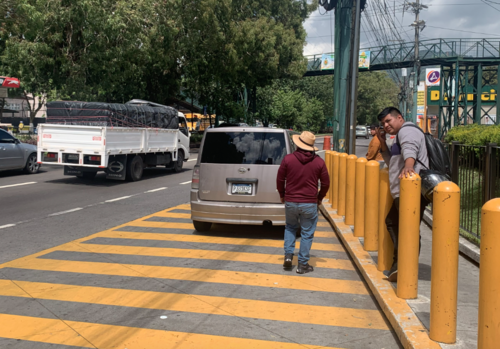 Adem&aacute;s de los microbuses, los pasajeros optan por motocicletas y carros particulares para transportarse. (Foto: Carlos Vicente/Colaborador)