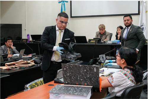 En la audiencia de este d&iacute;a, el MP present&oacute; vestimenta y calzado como prueba en el juicio. (Foto: Wilder L&oacute;pez/Soy502)