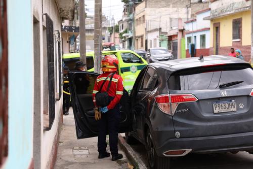 El cuerpo fue hallado sin vida dentro del auto. (Foto: Bomberos Municipales)