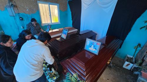 Familiares y amigos se despiden de las v&iacute;ctimas. (Foto: Estuardo Paredes/Colaborador)