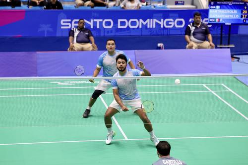 Jonathan Sol&iacute;s y Christopher Mart&iacute;nez (al frente) tambi&eacute;n festejaron el oro en dobles masculinos. (Foto: COG)