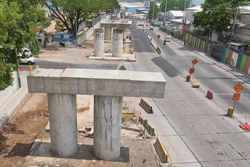 El paso a desnivel de la avenida Petapa contin&uacute;a inconcluso y sin una fecha definida para su finalizaci&oacute;n. (Foto: Soy502)