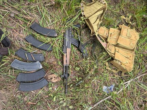 Un fusil AK-47 fue incautado tras el enfrentamiento armado. (Foto: PNC)