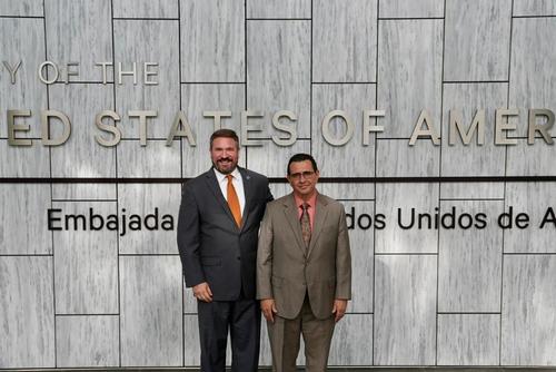 En su estad&iacute;a en el pa&iacute;s, el codirector del FBI sostuvo una reuni&oacute;n de trabajo con el Fiscal General y jefe del MP, Gabriel Garc&iacute;a Luna. (Foto: Embajada de Estados Unidos/Soy502)