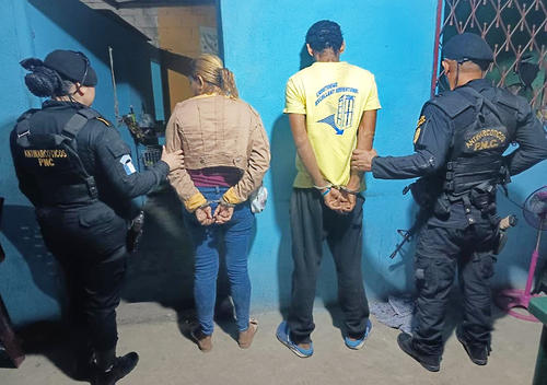 Durante el allanamiento se incautaron 35 colmillos y cuatro bolsas de crac. (Foto: PNC)