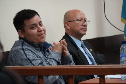 Durante la audiencia de etapa intermedia estuvo presente &Aacute;ngel P&eacute;rez Iguardia, se&ntilde;alado de ser quien conduc&iacute;a la motocicleta desde la cual le dispararon al oftalm&oacute;logo. (Foto: Wilder L&oacute;pez/Soy502)