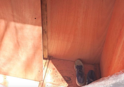 Hern&aacute;ndez Vicente dej&oacute; este par de zapatos en el interior del ropero. (Foto: Alejandro Esquite/Noti-7)