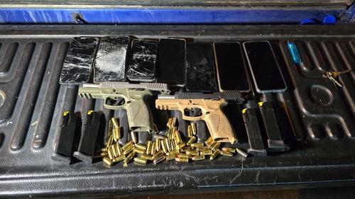 Entre lo incautado se encuentran dos pistolas y varios celulares. (Foto: PNC)