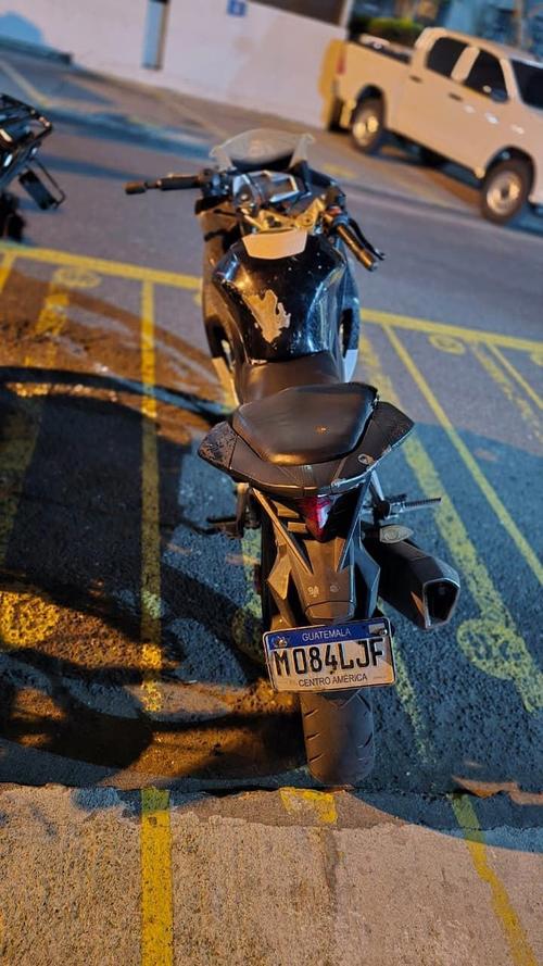 Una motocicleta le fue decomisada a dos de los detenidos. (Foto: PNC)