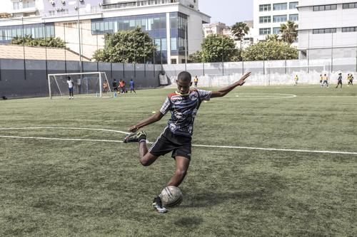 Estudiante de futbol patea el bal&oacute;n durante un entrenamiento en la academia Bola Pra Frente (Bal&oacute;n Adelante) en Praia.