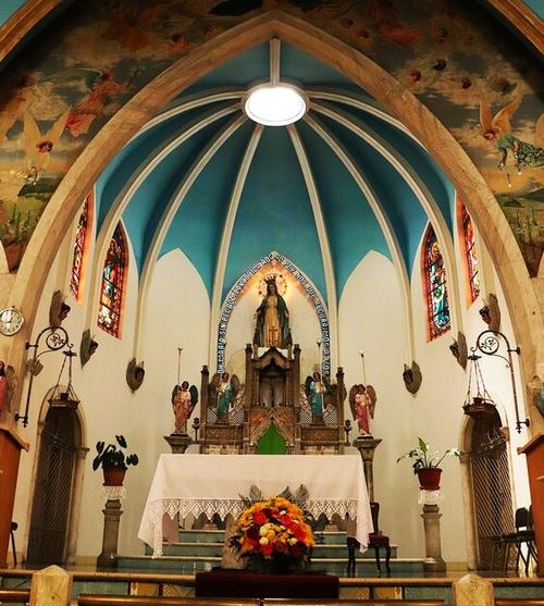Vitrales de colores iluminan el interior del templo. (Foto: Municipalidad de Guatemala)