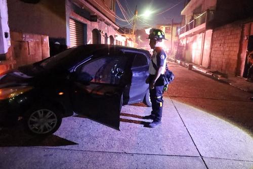 El autom&oacute;vil choc&oacute; con una vivienda tras el ataque armado que dej&oacute; sin vida al conductor del mismo. (Foto: CVB)