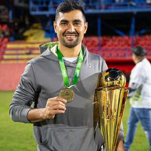 Mor&aacute;n posando con la medalla y el trofeo de campe&oacute;n del torneo Apertura 2025 en el estadio El Tr&eacute;bol. (Foto: Luis Mor&aacute;n)
