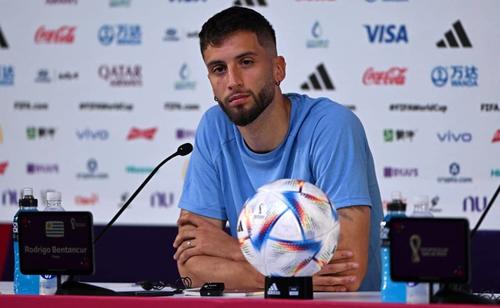 Rodrigo Bentancur es considerado como pieza fundamental dentro del esquema de Bielsa, aportando balance, pausa y claridad al mediocampo charr&uacute;a.