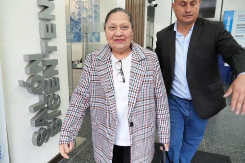 Porras lleg&oacute; acompa&ntilde;ada de un escolta durante su visita al Ministerio de Finanzas. (Foto: Wilder L&oacute;pez/Soy502)