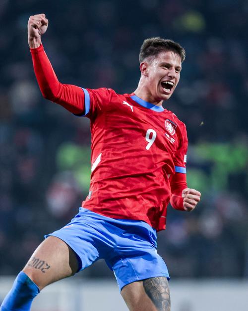 Hlozek llega al amistoso como uno de los atacantes m&aacute;s letales del futbol europeo. (Foto: redes sociales) 