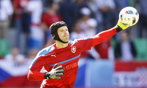 Petr Cech fue reconocido mundialmente por el casco protector que lo acompa&ntilde;&oacute; durante gran parte de su exitosa carrera. (Foto: redes sociales) 