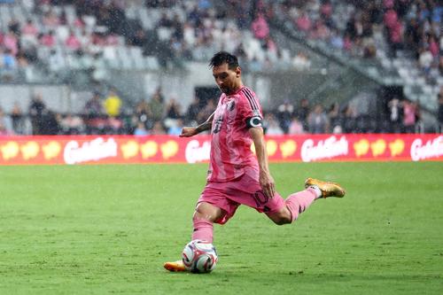 Messi fue seleccionado entre 27 candidaturas de 12 nacionalidades que optaban al galard&oacute;n este a&ntilde;o. (Foto: AFP)