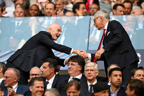 El presidente de la FIFA, Gianni Infantino estrecha la mano de un invitado antes del partido final de la Liga de Campeones de la UEFA.