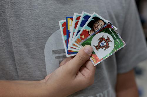 Aficionado muestra algunas de las estampitas Panini del Mundial de la FIFA 2026 que su padre le compr&oacute;.