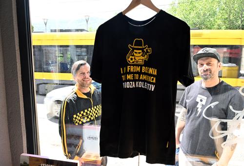 Brano Jakubovic (derecha) y Vedran Mujagic, del grupo bosnio "Dubioza Kolektiv", miran una camiseta en una tienda en Sarajevo.