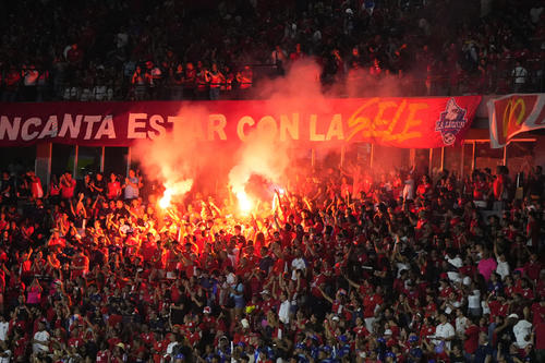 Los aficionados paname&ntilde;os animan a su equipo durante el partido amistoso contra Rep&uacute;blica Dominicana.