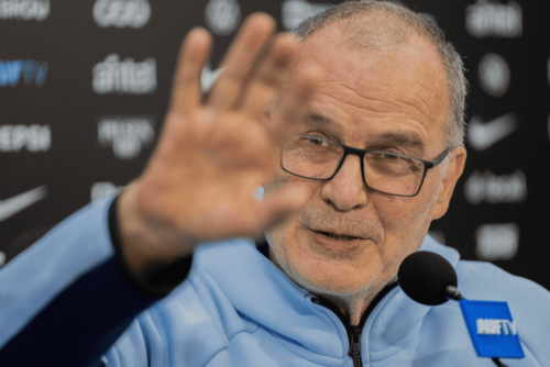Marcelo Bielsa dirigi&oacute; a Argentina en el Mundial Corea-Jap&oacute;n, quedando eliminado en la fase de grupos.