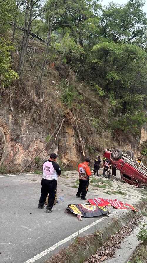 En el lugar quedaron los cuerpos de ambas v&iacute;ctimas mortales y el picop volcado. (Foto: CVB)