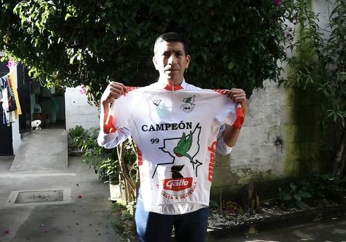 Con apenas 23 a&ntilde;os, Fernando Escobar escribi&oacute; su nombre en la historia del ciclismo chap&iacute;n al conquistar la Vuelta a Guatemala. (Foto: Oswaldo Cop/Colaborador)