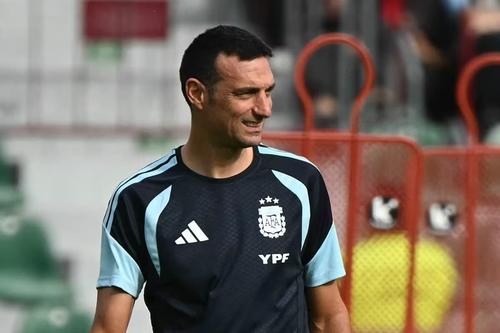Lionel Scaloni afronta una fase previa al Mundial 2026 compleja debido a varias alarmas m&eacute;dicas entre sus pilares.