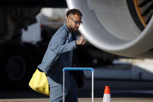 Neymar saluda y levanta el pulgar a la llegada de la selecci&oacute;n brasile&ntilde;a al Aeropuerto Internacional Newark Liberty.