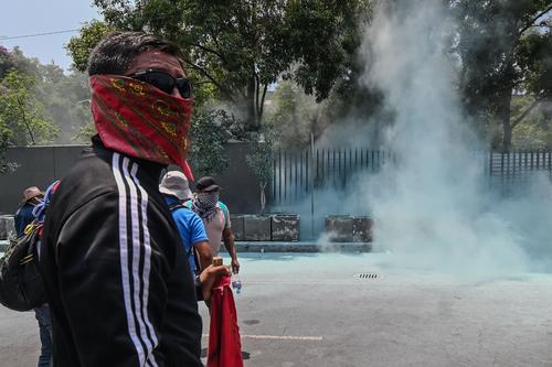 La polic&iacute;a recurri&oacute; este lunes a gases lacrim&oacute;genos para contener a los manifestantes.