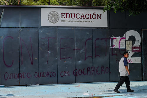 Disidentes del sindicato oficial de educadores en M&eacute;xico sostienen manifestaciones. Exigen aumento.
