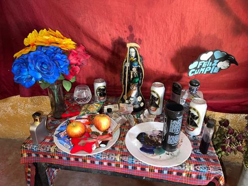En el domicilio se localiz&oacute; este altar. (Foto: PNC)