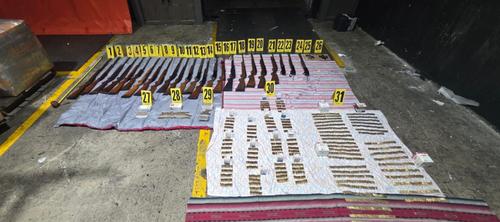 Las armas y municiones localizadas fueron incautadas. (Foto: PNC)