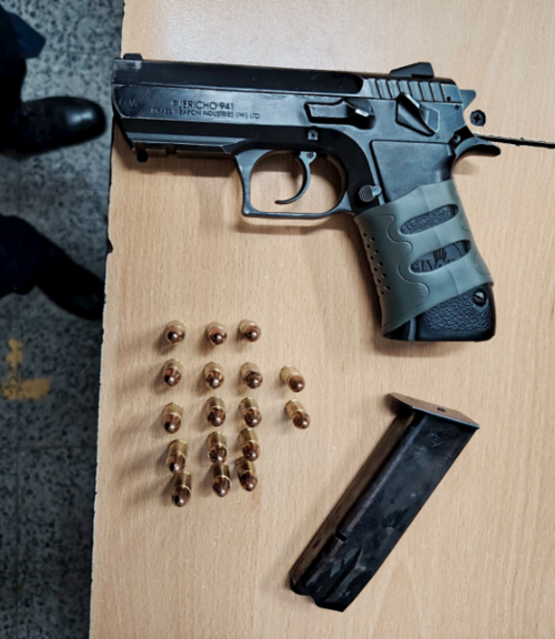 El que viajaba en la cabina junto al conductor se le incaut&oacute; una pistola con 17 municiones. (Foto: PNC)