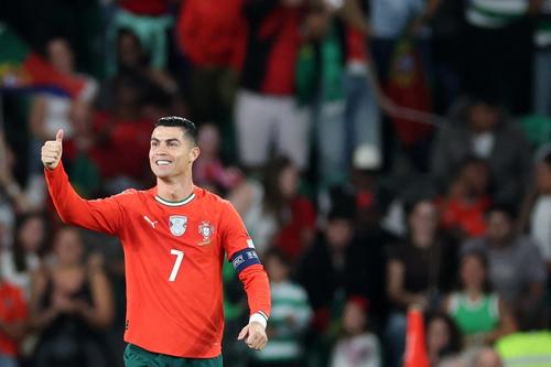 Cristiano Ronaldo tiene el r&eacute;cord como jugador m&aacute;s joven (21 a&ntilde;os en 2006) y m&aacute;s veterano en marcar un gol (37 a&ntilde;os en 2022) con la selecci&oacute;n de Portugal.