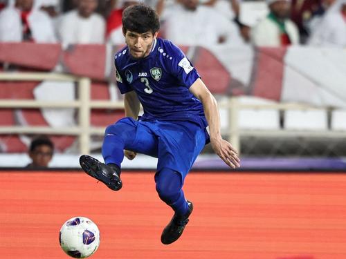 Shomurodov fue el primer uzbeko en Europa al fichar por el Rostov de Rusia, y luego hizo historia jugando en la Serie A.