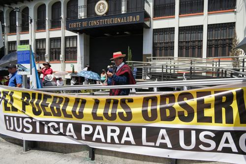 Desde el pasado lunes 1 de junio, manifestantes se apostaron afuera de la CC en rechazo a las resoluciones emitidas que favorecen a Walter Mazariegos como rector de la USAC. (Foto: Wilder L&oacute;pez/Soy502)