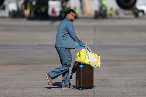 Neymar en su llegada a Estados Unidos, junto a la selecci&oacute;n de Brasil. 