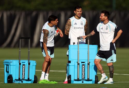 Messi conversa con dos de sus compa&ntilde;eros previo a iniciar el trabajo bajo las indicaciones de Scaloni. 