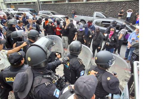 Elementos del comando antidisturbios de la PNC se hicieron presentes a las afueras de la CC. (Foto: Wilder L&oacute;pez/Soy502)