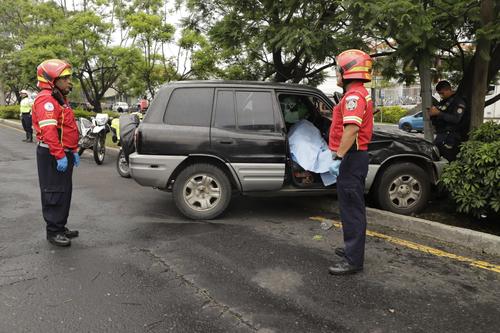 La camioneta agr&iacute;cola que conduc&iacute;a la v&iacute;ctima qued&oacute; empotrada en el arriate central. (Foto: CBM)
