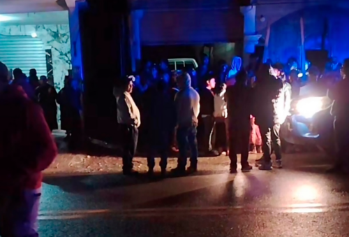 Vecinos y familiares acudieron al lugar, donde encontraron a las v&iacute;ctimas sin vida. (Foto: Cortes&iacute;a)