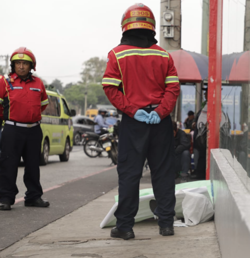 Bomberos trabajaron por varios minutos para restablecer sus signos vitales pero el hombre ya hab&iacute;a perdido la vida. (Foto: CMB)