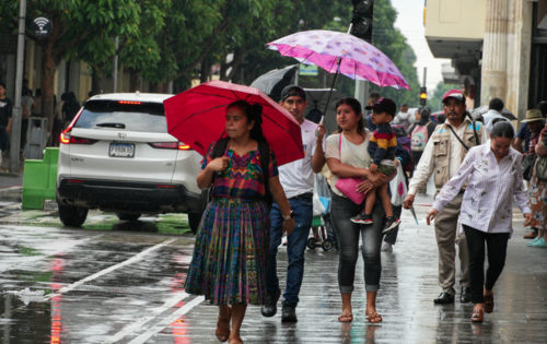 Ciudadanos caminan bajo la lluvia en la capital, donde persisten las condiciones atmosf&eacute;ricas que favorecen las precipitaciones. (Foto: Wilder L&oacute;pez/Soy502)