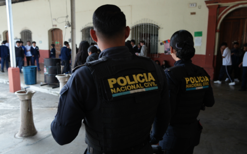 Agentes de la Polic&iacute;a Nacional Civil, de la unidad de Prevenci&oacute;n del Delito participaron en la revisi&oacute;n. (Foto: Wilder L&oacute;pez/Soy502)