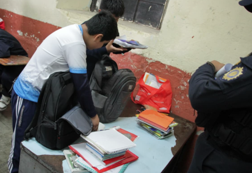 Los agentes revisaban las mochilas con el objetivo de localizar armas o droga. (Foto: Cortes&iacute;a)