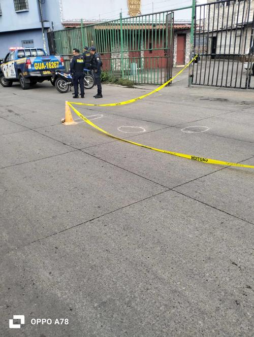 Las autoridades resguardaron la escena en donde quedaron varios casquillos de bala. (Foto: Bomberos Municipales de Chinautla)