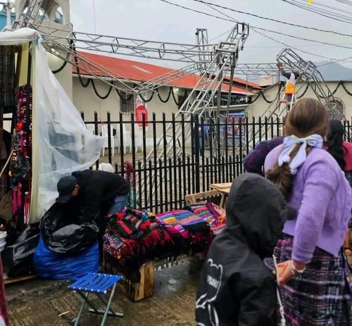 El escenario cay&oacute; luego de registrarse fuertes lluvias en el sector. (Foto: Redes sociales)